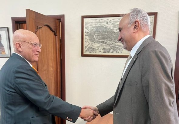 photo_5303432712846776515_y,;ll