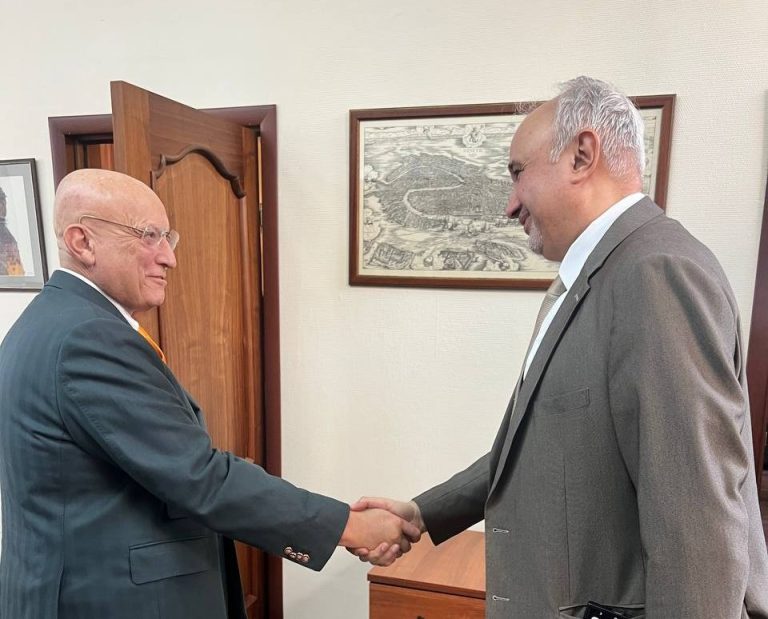 photo_5303432712846776515_y,;ll